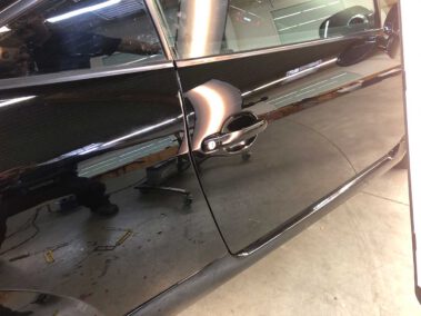 Reparierte Delle in Fahrzeugtür- Dellen-Reparatur (Beulendoktor) in Reute- Lackiererei Werner Kobsch