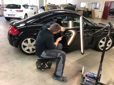Delle in Fahrzeugtür in Arbeit- Dellen-Reparatur (Beulendoktor) in Reute- Lackiererei Werner Kobsch